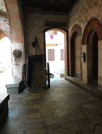 Teil des historischen Stadtkerns von Lanzo Torinese - Herbst 2025 (Bild: Sylvia Haendschke)